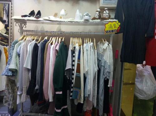 女裝貨架與化妝品 時尚零售的完美結合